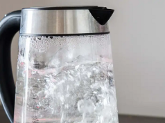 Hervir el agua del grifo ayuda a reducir los microplásticos