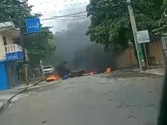 Queman gomas en demanda asfaltado de carretera