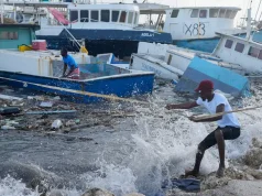 Beryl deja 5 muertos en el Caribe, causa destrozos