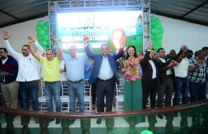 Leonel juramenta en FP a excandidata diputada del PLD