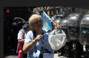 Milei deja de abastecer comedores populares de Argentina