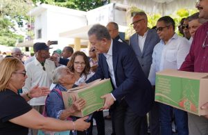 28 años de tradición: Leonel entrega cajas navideñas a personas de escasos recursos