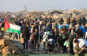 Palestinos regresan a la ciudad de Gaza