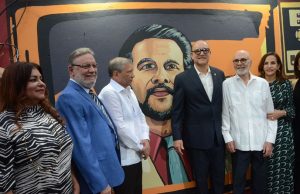 Alcaldía de Santiago develiza mural y distingue a José Guillermo Sued