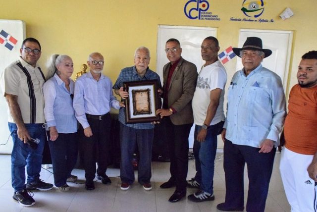 Entrega de la resolución que le declara Padrino del Club Recreativo