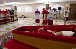 Primeras imágenes de Francisco fallecido