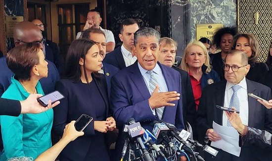 Adriano Espaillat habla con los medios informativos.