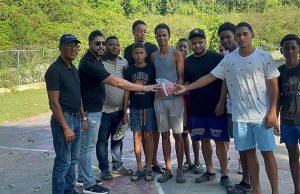 Porfirio Brito Jr. entrega utilería deportiva en Imbert