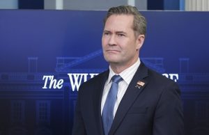 Renuncia asesor de seguridad de Trump