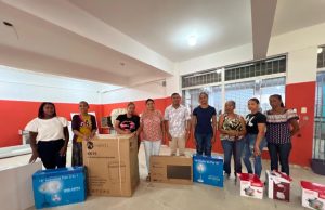 Diputado FP entrega regalos a madres en Santiago
