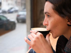 Las mujeres envejecen mejor si beben café, según estudio