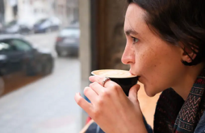 Las mujeres envejecen mejor si beben café, según estudio