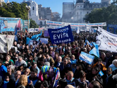 Argentina: miles salen a la calle para apoyar a Fernández