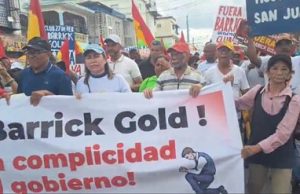 Miles marchan contra la Barrick Gold