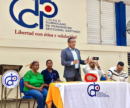 Juan Carlos Bisonó y demás directivos del CDP Santiago, encabezan la Asamblea General del pasado jueves.