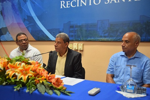 El maestro Juan Arias, director de la UASD Recinto Santiago, encabeza una de las actividades de celebración.