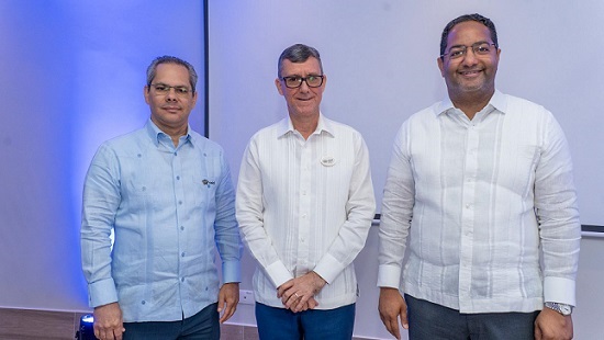 El padre Jorge William Hernández, presidente del consejo directivo del CAID, junto a otros ejecutivos de la entidad.