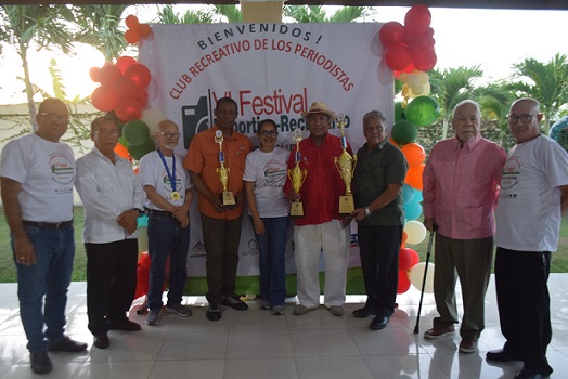 Ganadores de las diferentes disciplinas en el VI Festival de la Comunicación, junto a Tony Peña, director Provincial de Deportes, Ramón de Luna, Padrino, y directivos de los diferentes gremios.