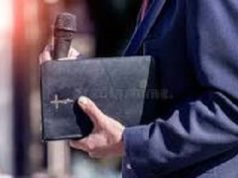 No es pastor cualquiera que ande con una biblia