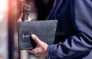 No es pastor cualquiera que ande con una biblia