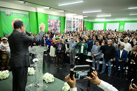 Masiva juramentacion de nuevos miembros de la Fuerza del Pueblo.