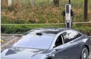 El auto eléctrico chino que estaciona solo (Video)