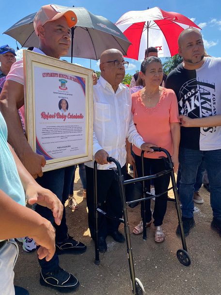 Baby Caraballo en la entrega del reconocimiento que le hiciera el Ayuntamiento de Tamboril en 2023.