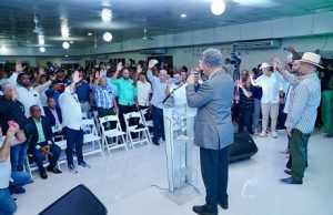 Leonel juramenta en la FP al exsenador Félix Vásquez y dirigentes de Sánchez Ramírez