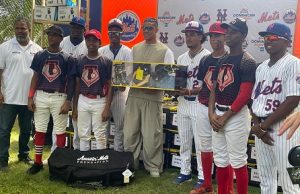 Juan Soto sorprende en Boca Chica y comparte con decenas de jóvenes