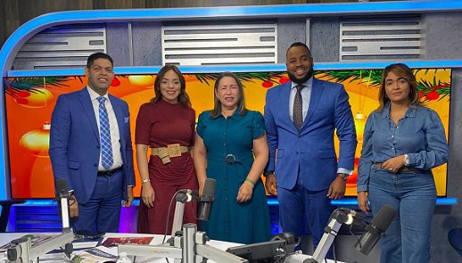 Yaniris Espinal junto a los productores del programa