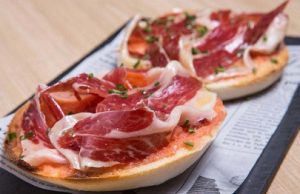 «Si tomas fruta en el desayuno tienes que poner bastante jamón en las tostadas»