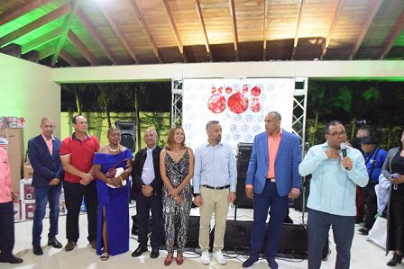 Carlos Arroyo Ramos se dirige a los presentes en compañía de los directivos del CDP Santiago.