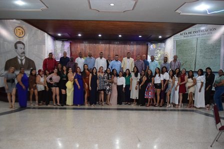 Grupo de egresados participante en el encuentro social.