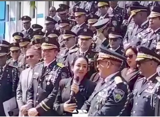 Faride Raful entre la plana mayor de la Policia Nacional.