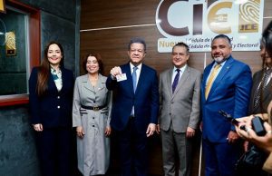 Leonel Fernández muestra su nueva cédula