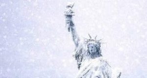 Tormenta de nieve paraliza NYC, resumen de noticias