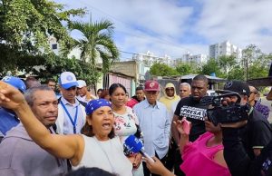 Comunitarios protestan por terminación obras en barrios de Santiago