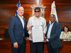 Fernando Villalona recibe distinción como Hijo Adoptivo Santiago