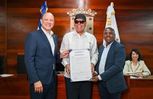 Fernando Villalona recibe distinción como Hijo Adoptivo Santiago