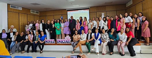 Expositores, autoridades del Districto y participntes en la actividad.