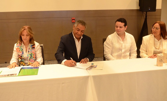 Firma de los acuerdos entre Expotusimo y Santiago Center.