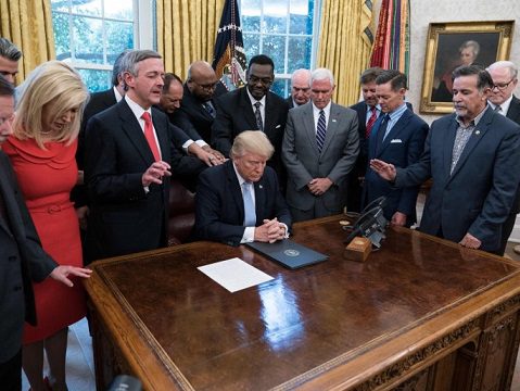 Plegaria en la Oficina Oval de la Casa Blanca.