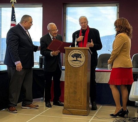 Rafael Chaljub Mejía recibe el reconocimiento de visitinte distinguido por el alcalde Peter Hess en la ciudad de Naugatuck, Connecticut, USA.