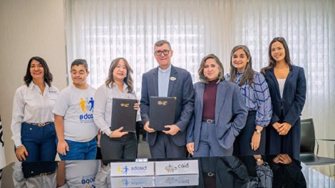 Representantes de ambas instituciones en la firma del convenio.