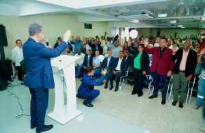 Leonel juramenta a Ruddy Capellán y figuras clave en Santiago