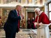 El mach de Trump y el Papa… Caminando y masticando