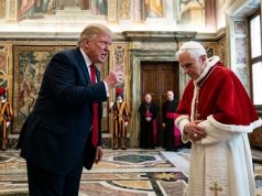El mach de Trump y el Papa… Caminando y masticando