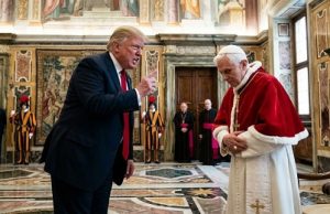 El mach de Trump y el Papa… Caminando y masticando