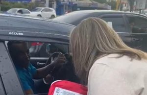 Diputada Llaniris Espinal entrega botiquines a bañistas