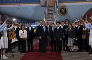 Trump llega a China para reunión con Xi Jinping